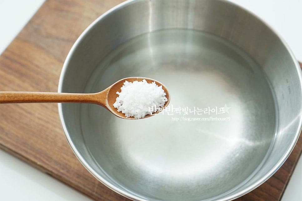 가리비 해감하여 손질하여 줍니다. 다른 조개류에 비해서 이물질이 적은 편이라 소금물에 넣고 30분~1시간 정도 담가두면 되어요. 재료가 잠길 정도로 물을 붓고 소금 1큰술 듬뿍 넣고 녹여줍니다. 소금물에 담가 빛이 들어가지않게 검은 비닐이나 호일 등으로 어둡게 덮어준 뒤 30분~1시간 둡니다. 비교적 깨끗한 편이라 30분 정도 둔 뒤 요리용솔로 껍데기를 문질러 깨끗하게 씻어줍니다. 깨끗하게 씻은 뒤 체에 밭쳐 물기를 털어주어요. 가리비 손질법은 앞서 말한대로 다른 종류에 비해 어렵지않아요~ 그래서 더 집에서 먹기 좋답니다^^