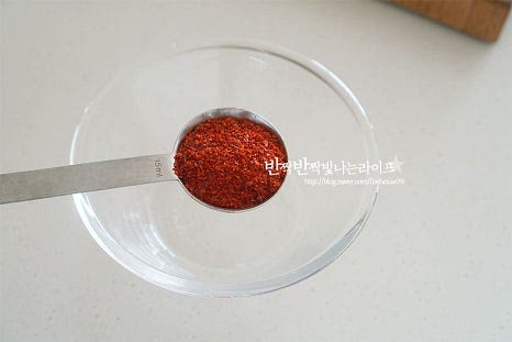 매콤 짭조름한 감칠맛을 낼 수 있도록 고춧가루와 간장 등의 재료를 섞어줍니다. 간에 따라 간장과 물엿을 조절하여 단맛, 짠맛을 맞추어주세요. 고춧가루 5 큰 술, 간장 5 큰 술 참치액 1 큰 술, 간 마늘 1½ 큰 술 생강가루 약간, 매실액 1 큰 술 맛술 2 큰 술, 조청(물엿) 3 큰 술 후추 약간 뿌려줍니다. 설탕이나 올리고당 대신 물엿 또는 조청으로 윤기나는 단맛을 내어주었는데요. 부서지지 않고 쫀쫀하게 조림이 만들어진답니다. 재료가 잘 어우러지도록 섞어둡니다.