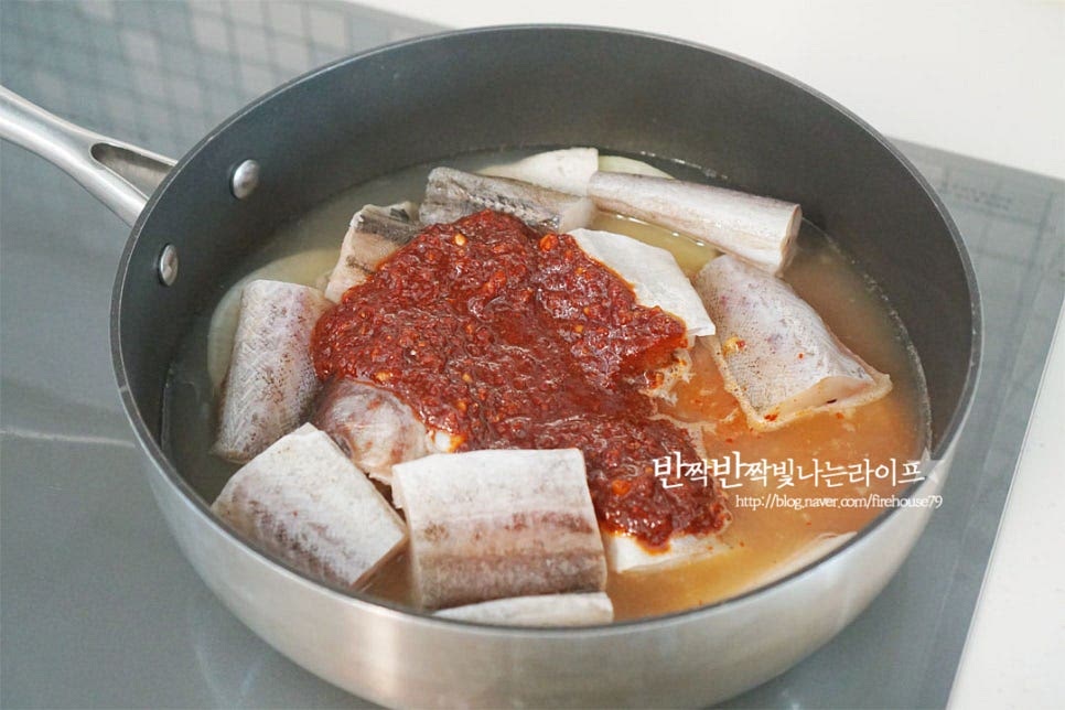 만들어둔 양념장과 코다리를 넣어줍니다. 간이 밸 수 있도록 센 불에서 끓이다가 중간 센 불로 낮추어 익혀줍니다. 자작하게 졸아들고 생선이 익으면 양파와 대파, 고추를 넣고 마무리해요. 재료가 익으면 완성입니다.