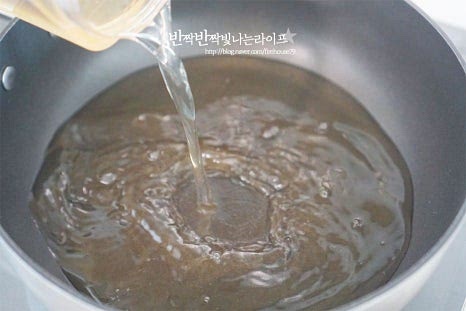 무는 익는데 시간이 더 걸리기 때문에 육수와 함께 먼저 끓여줍니다. 쌀뜨물이나 물로 대체 가능해요. 무가 2/3 정도 익을 수 있게 끓여줍니다. 시원하고 달큰한 풍미를 깊게 하고 재료들이 어우러져 보드라운 식감으로 먹을 수 있어요.