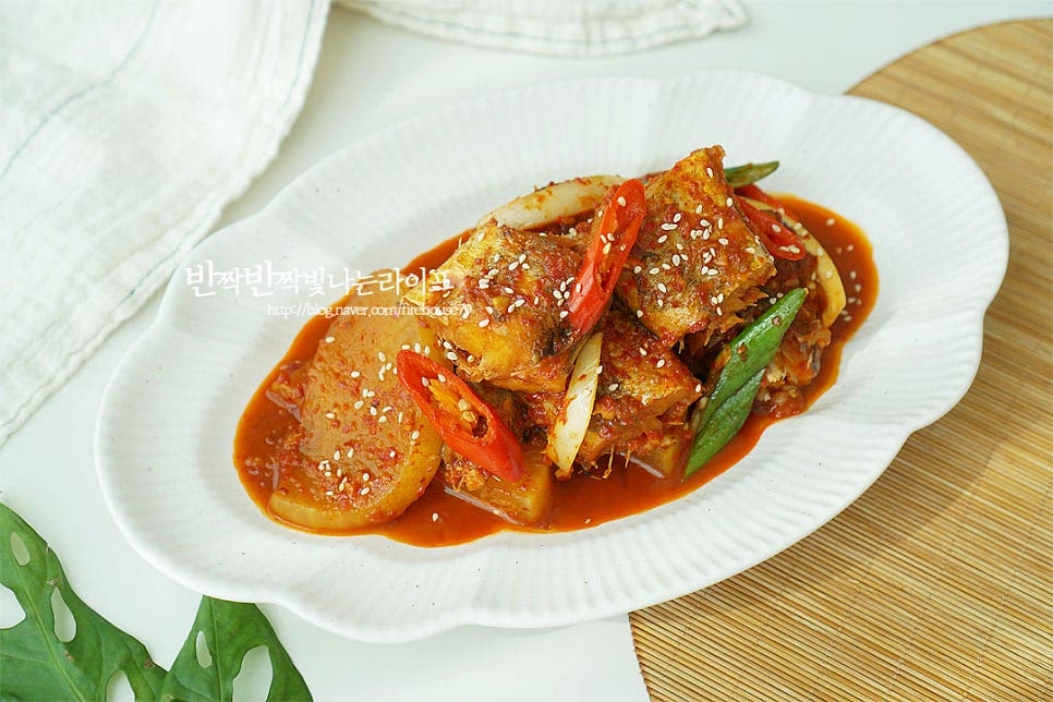 푸짐하게 담아서 완성합니다. 영상도 같이 담았어요. 코다리는 비린내가 나지 않게 손질한 뒤 고춧가루와 간장을 넣은 매운 양념으로 졸여 완성합니다. 무가 들어가 달큰하고 부드럽게 어우러지는 맛이 별미에요. 매콤 칼칼하면서도 짭조름하고 달콤한 맛이 감칠맛나는 생선살에 스며든 코다리조림을 맛있게 요리해드세요. 끄읕 !