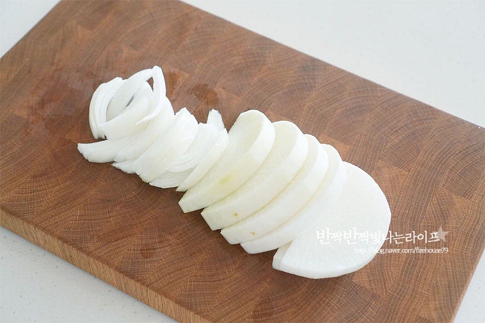 무는 반으로 잘라 반달썰기 하고 양파는 굵게 채를 썰어줍니다. 대략 1~1.2cm 두께로 너무 두껍지 않게 잘라줍니다. 대파와 고추는 어슷하게 썰어 준비해요.