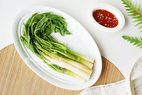 물기를 제거한 땅두릅과 매콤 새콤달콤한 초고추장을 곁들여 두릅숙회를 완성했어요. 영상도 같이 담았어요. 쌉싸름하면서도 향긋함이 느껴지면서 아삭아삭 식감까지 맛있는 봄철 별미죠. 데치는 과정에서 시간 포인트만 알면 쉽고 간단하게 요리할 수 있어요. 봄이라 연하고 맛있는 제철 땅두릅을 맛있게 즐겨드세요. 끄읕 !