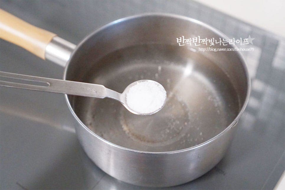 냄비에 물 800ml 정도 부어줍니다. 끓어오르면 소금 1 작은 술을 넣어요. 자작하게 잠길 정도로 냄비 크기나 양에 따라 물의 양은 조절해주세요. 끓으면 땅두릅 줄기 부분을 먼저 넣고 데칩니다. 잎에 비해 비교적 두꺼운 줄기부터 데쳐주면 잎이 무르지 않게 데칠 수 있어요. 줄기부분을 30초 먼저 데치다가 잎까지 넣고 30초 데쳐줍니다. 땅두릅 데치는 시간은 대략 1분 내외입니다. 굵기나 양에 따라 1분 30초 정도로 시간을 조절하여 익혀주세요. 오래 데치면 식감이 물러지고 향도 싱거워질 수 있으니 살짝 데쳐주세요. 데친 뒤 찬물에 담가 열기를 식혀줍니다. 쓴맛을 줄이고 소량의 독성을 잡기 위해 찬물에 5~10분 담갔다 드시는 것도 좋습니다.