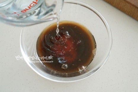 백종원 레시피로 경양식 소스를 준비해요. 넉넉한 크기의 볼에 케첩 1 작은 컵, 우스터소스 1 작은 컵, 물 2컵을 부어 뭉치지않게 잘 풀어 섞어줍니다. 우스터소스 대신 진간장 1 작은 컵, 식초 1/2 작은 컵을 넣어도 좋습니다. 소스팬에 밀가루와 버터를 1:1 비율로 넣고 타지 않게 중약불에서 갈색빛이 나게 볶아줍니다. 루가 갈색이 되면 섞어둔 양념을 넣어주세요. 가볍게 섞어 풀어준 뒤 황설탕과 우유를 넣고 끓입니다. 단맛은 입맛에 맞게 조절하고 우유로 농도를 맞추어주세요. 눌어붙지 않게 저어가며 끓여 농도를 맞추어 줍니다. 끓는 상태에서 적당히 묽은 듯 걸쭉하면 식었을 때 되직하지 않고 크리미합니다. 졸아들면 후추 약간 뿌려 마무리해요. 새콤달콤한 옛날 경양식 소스로 양념을 조절해 간을 맞추어주세요.