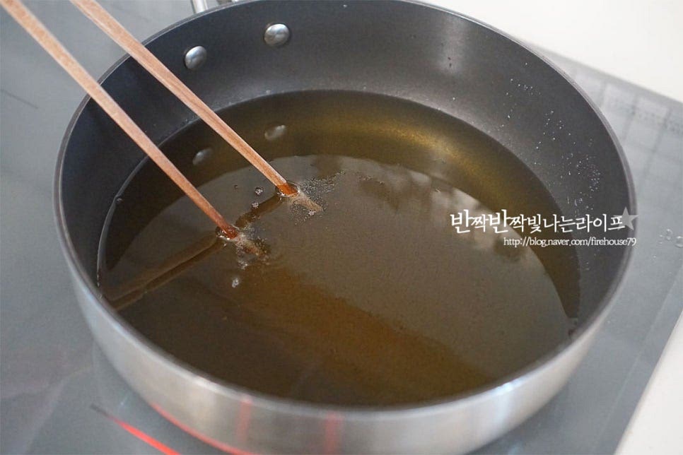 깊이가 있는 팬에 식용유를 넉넉하게 붓고 170도 정도로 온도가 예열해 주세요. 기름에 빵가루를 하나 떨어뜨려보았을 때 바로 빠르게 기름 위로 올라와 튀겨지는 온도 정도면 됩니다. 돈까스를 하나씩 넣고 튀겨줍니다. 한 번에 많이 넣으면 고르게 익지 않고 갑자기 온도가 떨어져 식감이 눅눅해지니 팬의 크기에 맞게 넣어주세요. 앞뒤로 노릇하게 튀겨주세요. 얇게 반죽한 고기라 생각보다 금방 익어요. 속까지 맛있게 튀겨지면 건져내어줍니다. 눅눅하지 않게 채망에 올려 기름을 빼 마무리합니다.