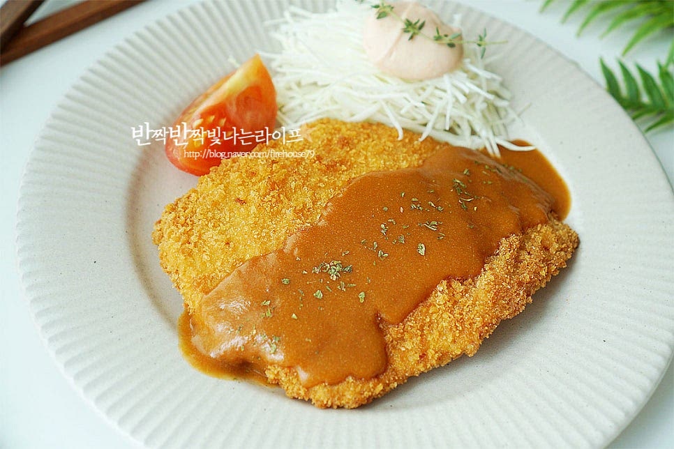 완성된 돈까스는 먹기 좋게 담은 뒤 소스를 뿌리고 양배추 샐러드도 곁들여 담아줍니다. 추억의 경양식돈까스는 채 썬 양배추에 케요네즈가 잘 어울리죠. 마카로니 또는 콘옥수수 등을 곁들여도 좋습니다. 집에서 수제돈까스 만들어 새콤달콤 고소한 소스를 곁들이면 온 가족이 좋아하는 맛이에요. 부드럽게 두드린 고기에 먹기 좋게 밑간하고 밀계빵 튀김옷을 입혀 바삭하게 튀기면 됩니다. 넉넉하게 만들어 냉동 소분 보관해두거나 튀긴것이 남으면 먹기좋게 에어프라이어로 데워드셔도 좋고요. 언제 먹어도 맛있는 돈까스 만들기 레시피 과정을 참고하여 집에서 맛있게 즐겨보세요. 끄읕 !