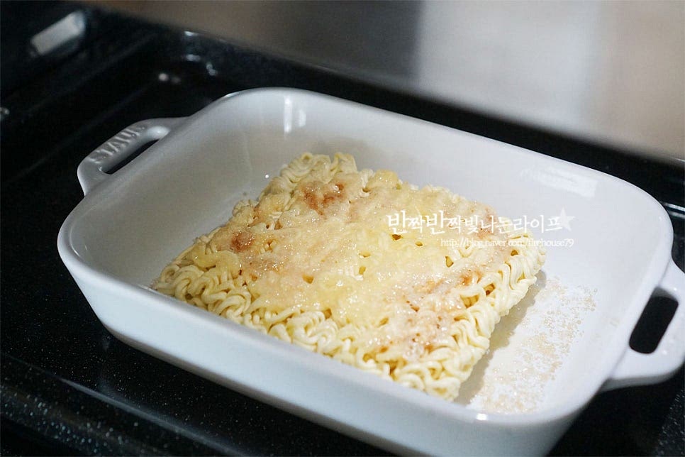 라면땅 전자레인지에 넣은 뒤 2~3분 사이로 조리하여 줍니다. 기기의 사양에 따라 시간을 조절하여 조리해 주세요. 아랫부분이 색이 잘 나기 때문에 중간에 한번 뒤집어주어 앞뒤를 골고루 익혀주었습니다. 전자렌지에서 꺼내어 라면 수프를 고르게 뿌려줍니다. 수프의 양은 취향껏 조절해요. 먹기 좋게 부셔 먹음 별미 간식이죠. 전자레인지에 돌려주었을 뿐인데 마요라면땅 식감이 정말 바삭바삭해요. 식감에 반하고 친근한 듯 중독성 있는 맛에 자꾸만 손이 가요~ 영상도 같이 담았어요. 라면땅 만들기 맛있게 만들어 드세요^^ 끄읕 !
