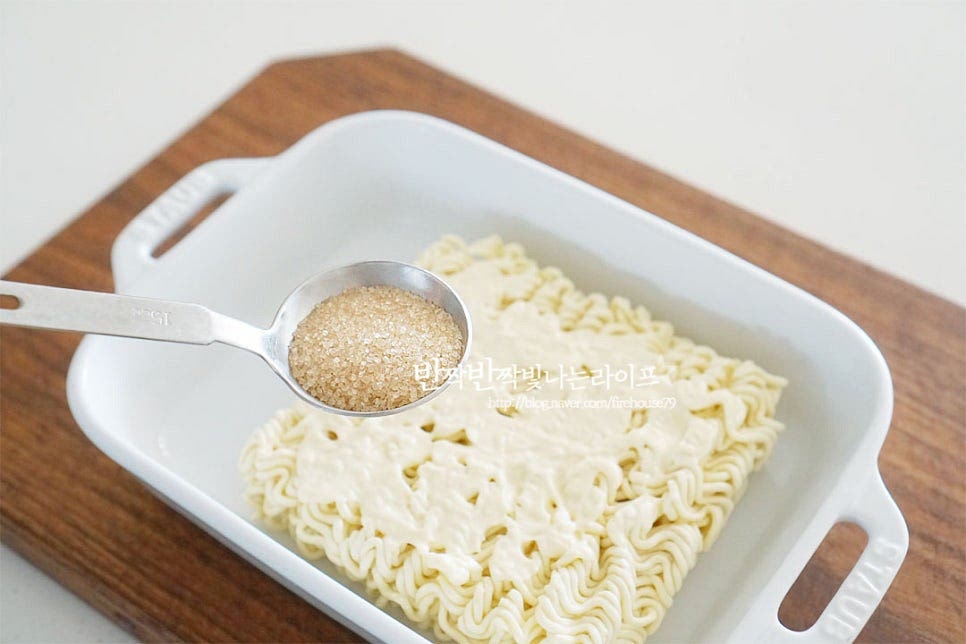 그 위로 황설탕 2 큰 술을 뿌려줍니다. 황설탕 역시 1 큰 술씩 나누어 뿌려줍니다. 반대로 뒤집어 동일하게 마요네즈+설탕을 발라줍니다. 저는 마요네즈는 조금 넉넉하게 바르고 설탕은 백종원 레시피 기준으로 넣어주었습니다.