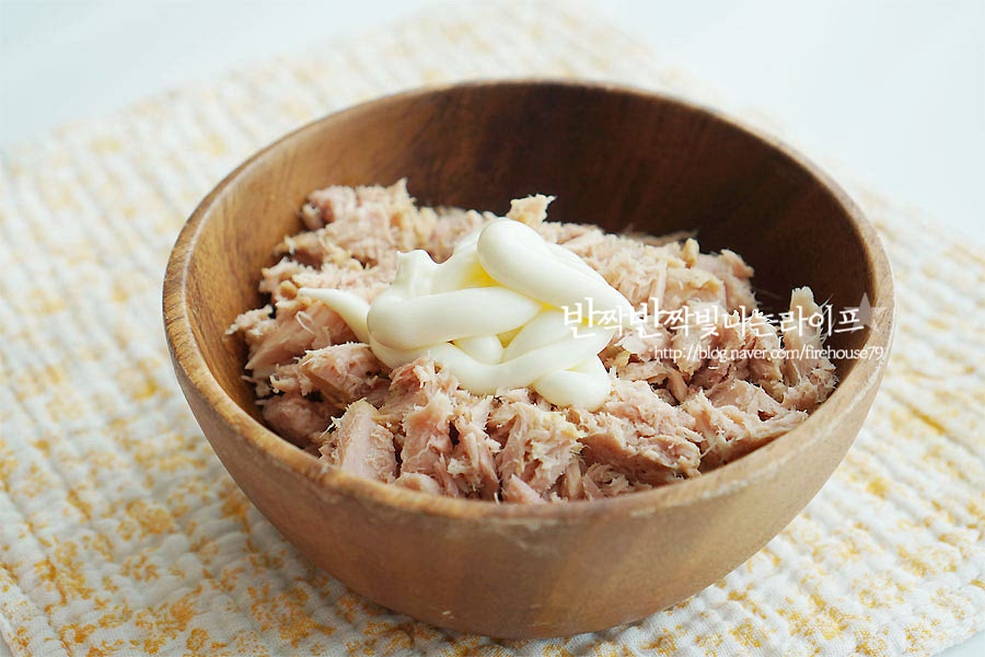 참치캔을 기름을 제거하여 준 뒤 마요네즈 2~3T, 후추 약간을 넣고 버무려줍니다. *속에 들어갈 재료는 기호에 따라 베이컨이나 햄을 준비하셔도 좋아요. 참치마요는 늘 실패 없는 인기 속 재료인 것 같아요^^