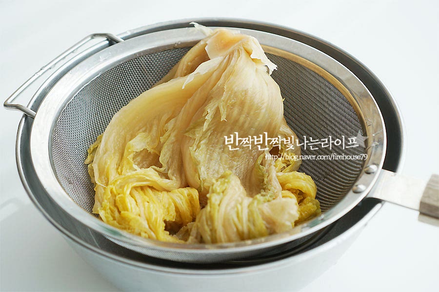 신김치는 물에 씻어 물기를 꼭 짜줍니다. 잎 부분에 양념까지 꼼꼼하게 물에 흔들어 씻어주었어요. 묵은지김밥을 만들 때 넓은 잎이 모양내기 좋아서 가운데 작은 잎은 볶음밥 만들어 먹고. 넓은 잎만 씻어주었어요. *신맛이 강한 오래 묵은 김치는 설탕을 약간 뿌려주어 신맛을 중화시켜주어요.