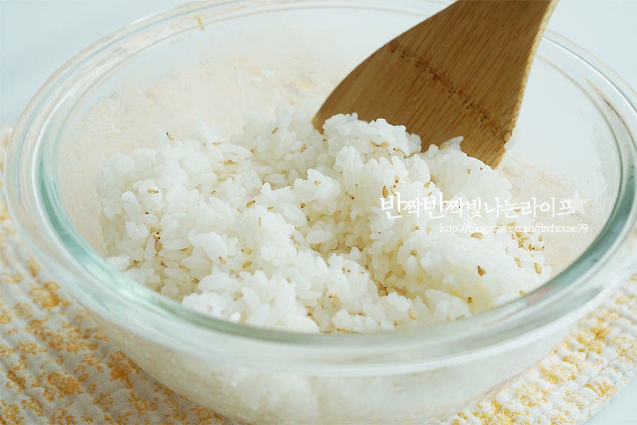 고슬고슬 지은 밥에 참기름 1T, 소금과 통깨 약간을 넣고 골고루 섞어줍니다. 밥에 약간의 소금으로 밑간을 하여주면 재료가 어우러질 때 감칠맛이 더 좋아요.