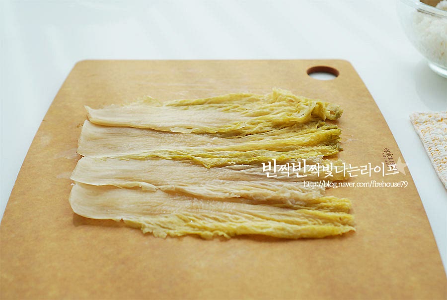 묵은지 참치김밥을 맛있게 말아주어요. 먼저 씻은묵은지를 넓게 펼쳐줍니다. *1줄에 4장 정도를 펼쳐주니 말기 좋았어요. 잎이 살짝 겹쳐지게 펼쳐주어야 말았을 때 모양이 풀리지 않아요! 밥을 얇고 고르게 올려줍니다. 김으로 마는 것이 아닌 김치로 말아준다고 생각하심 될 것 같아요. 그 위로 깻잎 두 장을 마주 보게 올려요. 참치를 적당히 올려줍니다. 깻잎에 싸서 참치를 넣어주면 맛도 좋고 모양도 잘 잡혀요. 줄기 부분부터 돌돌 말아줍니다. 잎에 비해 두께감이 있는 줄기는 칼등으로 약간 두드려주면 보다 쉽게 말 수 있어요. 모양을 잡은 뒤 김발로 고정해 주었어요. 처음부터 김발로 말아주셔도 됩니다. 잘 익은 김치에 빠질 수 없는 게 바로 들기름이죠. 겉면에 들기름을 고루 발라주면 풍미도 좋고 윤기도 좌르르 흘러요. 말린 마무리 부분이 바닥면에 닿게 하여 칼로 한 입 크기로 썰어줍니다. 보기만 해도 입맛이 확 돋아져요. 일반적인 김밥을 만들 때는 은근 재료가 손이 많이 가는데 비해 정말 간단하답니다. 먹기 좋게 그릇에 담아주면 완성입니다. 신랑 도시락으로 만든 것이라 도시락에 착착 담아주었어요. 만드는 영상을 보면 모양 잡고 만드시기 수월하실 거예요. 하나씩 집어먹는 맛이 좋은데요. 새콤한 묵은지요리로 집에서 간단하게 만들어 먹기 딱이에요. 입맛이 확 살아나면서 고소한 풍미까지 더해진 별미에요. 참치와도 정말 잘~ 어울려요. 라면이나 떡볶이 같은 분식류와도 꿀조합으로 어울리고요. 묵은지김밥 맛있게 돌돌 말아 먹음 별다른 반찬 필요 없이 계속 집어먹게 된답니다. 적당히 신 김치는 물에 씻어줍니다. 참치마요를 만들어준 뒤 묵은지를 펼쳐 줍니다. 재료를 넣고 돌돌 말아 김발로 모양을 고정해 준 뒤 들기름을 꼭! 발라 잘라줍니다. 참치, 들기름의 조합이 정말 잘 어울리니 묵은지참치말이 맛있게 만들어 드셔보세요. 끄읕 ! 한 손에 쥐고 먹기 좋은 주먹밥은 아래 포스팅은 참고해 주세요.