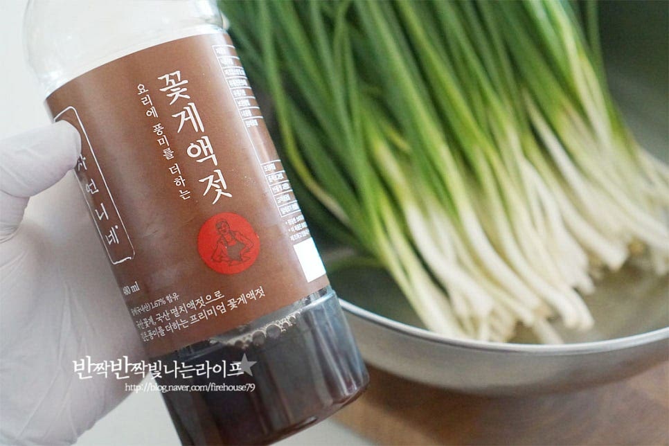 이영자 레시피에서 중요한 양념 재료 중 하나가 꽃게액젓인데요. 까나리나 참치액젓으로 만들어도 좋으며 감칠맛이 풍부하여 양념에 넣으면 맛이 잘 어울린답니다. 쪽파의 하얀 뿌리 부분을 비스듬히 놓아준 뒤 꽃게액젓에 절여주는데요. 숨이 죽으면서 매운맛을 잡아준답니다. 잎 부분은 숨이 금방 죽기 때문에 줄기 부분 위주로 15~20분 절여줍니다.