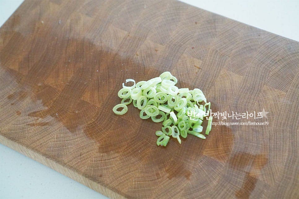 향긋하게 향을 더해줄 대파는 얇게 송송 썰어줍니다.