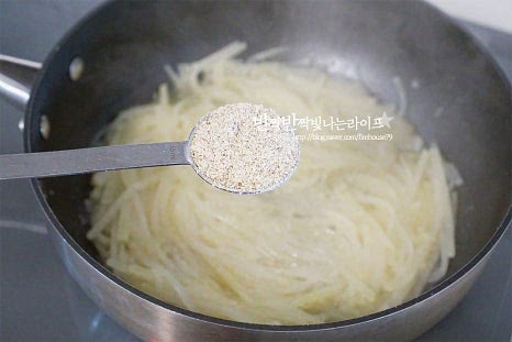 무가 익으면 들깨가루 1 큰 술, 대파를 넣어요. 들깨가루는 입맛에 따라 넣어주고 입자가 고운 거피로 넣어주었습니다. 부족한 간은 소금으로 더해주고 들깨 향이 날아가지 않도록 불을 끄고 마지막에 들기름 약간 넣고 마무리해요.