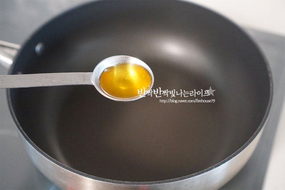 뚜껑을 덮어 무를 촉촉하게 익혀줄 것이라 깊이가 있는 팬을 준비했어요. 들기름 1 큰 술, 식용유 1/2 큰 술을 둘러주세요. 식용유를 조금 섞어주어 발연점을 높여주었으며 참기름으로 대체 가능해요. 들깨가루 요리에는 들기름을 넣어야 구수한 풍미를 살려 만들 수 있어요. 간 마늘 1 작은 술을 넣고 타지 않도록 약불에서 향을 내어가며 볶아줍니다. 마늘향이 올라오면 채 썬 무를 넣고 전체적으로 코팅되도록 볶아줍니다. 가볍게 2분 정도 볶다가 소금 1/2 작은 술을 넣어줍니다. 무나물볶음은 본연의 하얀색이 곱게 나도록 국간장보다는 소금으로 깔끔하게 맛을 내는데요. 소금 간을 먼저 해서 볶으면 간이 배고 수분이 나와 잘 부서지지 않아요.