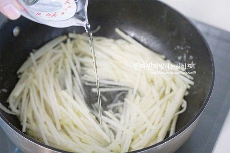 물 또는 육수 120ml를 부어줍니다. 육수로 간을 하면 감칠맛을 풍부하게 낼 수 있는데 물과 함께 참치액 1 작은 술을 넣고 풍부한 맛을 더해주었습니다. 육수로 볶을 때는 간에 따라 참치액을 조절해 주세요. 생강가루나 생강즙을 약간 넣으면 쓴맛도 잡고 나물의 풍미를 살릴 수 있어요. 향이 강한 재료라 아주 조금 넣어줍니다. 재료가 어우러지도록 섞은 뒤 뚜껑을 덮고 중불에서 3~5분 익혀줍니다. 굵기에 따라 시간을 조절해 주세요. 5분 뒤 뚜껑을 열어보면 무에서도 수분이 나와 국물이 촉촉하고 투명 빛이 나고 보드랍게 익어있어요.