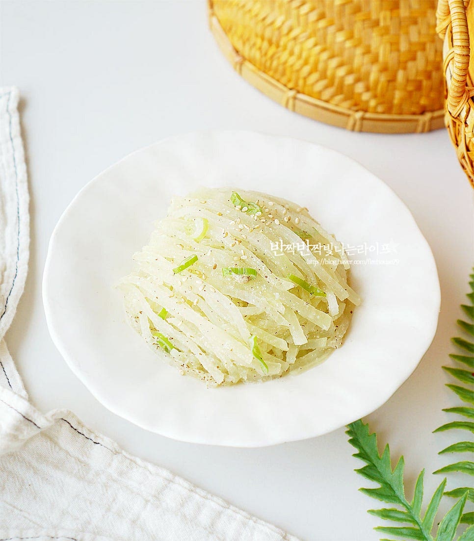 부드럽고 촉촉하게 완성입니다. 맛도 좋고 든든한 밑반찬으로 담백하면서도 달큰한 감칠맛이 맛있어요. 먹고나면 속도 편하고 소화도 잘 되고요. 영상도 같이 담았어요. 곱게 채 썬 무를 볶다가 뚜껑을 덮고 국물 자작하게 익힌 뒤 들깨가루로 구수하게 볶아 완성하는 무나물 레시피로 모두가 좋아하는 반찬이에요. 식감과 맛을 살린 들깨 무나물볶음 맛있게 요리해드세요. 끄읕 !
