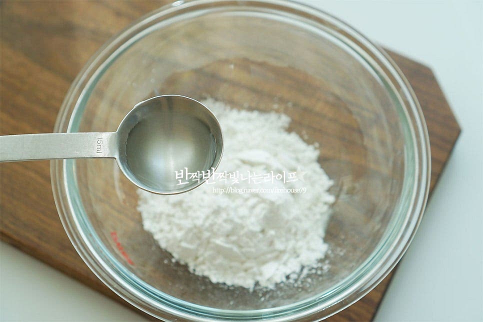 볼에 전분가루 120g, 물 6 큰 술 달걀 1개 푼 것 넣고 반죽을 만들어요. 걸쭉한 농도로 반죽을 만들어주고, 새우를 넣은 뒤 물로 농도를 맞추어 주시면 됩니다. 새우를 넣고 반죽을 버무려줍니다.