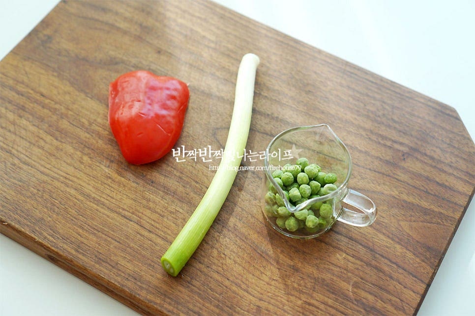 깐쇼새우 소스는 간단한 채소와 고추기름, 두반장으로 만들어주는데요. 빨간 파프리카와 대파 흰 부분은 잘게 썰어 준비해 줍니다. 소스 베이스를 준비해 주는데요. 물 40ml, 케첩 4 큰 술 황설탕 4 큰 술, 식초 1/2 큰 술 소금 약간 넣고 잘 섞어줍니다. 소금이 약간 들어가면 감칠맛이 더 좋아요. 간은 기호에 따라 가감하여 조절해 줍니다.