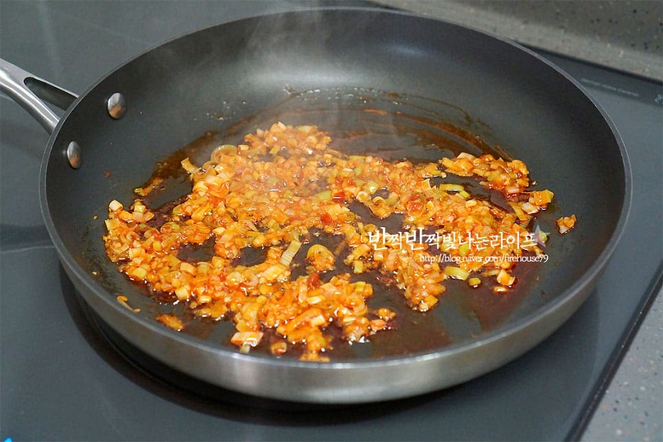 칠리소스 만들기 해요. 먼저 팬에 고추기름 3 큰 술, 다진 대파 4 큰 술, 다진 마늘 1 큰 술 다진 생강 1/2 작은 술, 두반장 2/3 큰 술을 넣고 향을 내며 볶아줍니다. 재료의 풍미가 올라오면 파프리카와 완두콩을 넣고 같이 볶아요. 가볍게 볶아준 뒤 베이스 만들어 둔 것을 넣어줍니다. 바글바글 끓여 줍니다. 재료가 어우러지면 전분물 1~2 큰 술을 넣어 농도를 조절하여 줍니다. 전분물은 전분가루와 물을 1: 1 비율로 섞어 만들어 줍니다. 튀김과 잘 어우러지도록 걸쭉한 농도로 끓여줍니다. 튀긴 재료를 넣고 버무려줍니다. 센 불에서 빠르게 버무려 식감을 살려주어 마무리해요. 탱글탱글한 식감과 매콤 달콤함이 어우러져 맛나죠~ 특별한 별미가 따로 없어요. 집에서 중식 레스토랑 분위기도 나고요. 영상도 같이 담았어요. 깐쇼는 튀긴 재료를 소스가 스며들 때까지 조려주는데 집에서 만들 땐 간단하게 튀긴 뒤 양념에 버무려주면 맛있게 즐길 수 있답니다. 칠리새우 만들기 레시피 두반장에 케첩이 어우러져 특유의 매콤 달콤함이 조화롭답니다. 색감부터 식감, 맛이 어우러지는 한 그릇 맛있게 만들어 드세요^^ 끄읕 !