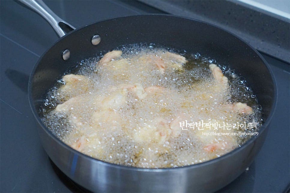 팬에 식용유를 넉넉히 달군 뒤 170~180도가 되면 반죽 입힌 새우를 하나씩 넣고 튀겨줍니다. 새우는 생각보다 금방 익어서 노릇하게 튀겨지면 건져내어 줍니다. 두 번 튀겨주면 바삭한 식감이 더 좋아요~