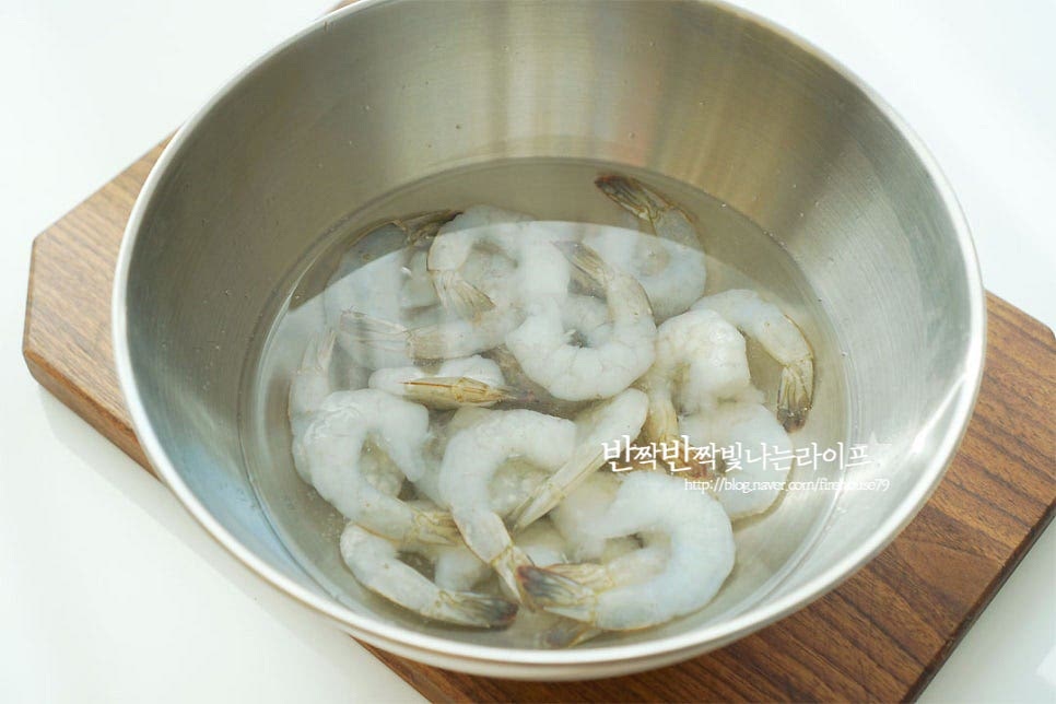 냉동새우는 찬물에 담가 해동해 주었어요. 새우는 키친타월로 물기를 가볍게 제거해 줍니다. 맛술 1/2 큰 술, 소금과 후추 약간 넣고 밑간하여 줍니다. 냉동된 것이라 밑간하여 비린내도 잡아주고 식감도 살려줍니다.