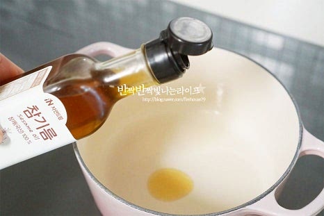 냄비에 참기름 1큰술 넉넉히 두르고 소고기를 볶아줍니다. 볶은 뒤 육수를 부어 끓이는 조리법으로 진한맛을 내어보았습니다. 고기에서도 기름이 나와 고소해요. 표면이 익으면 국간장 1큰술을 넣어줍니다. 간도 배고 감칠맛도 깊어집니다. 국간장은 많이 넣으면 색이 검게 진해져서 참치액과 섞어서 간을 해줄 것입니다. 양념이 어우러지도록 가볍게 2분 정도 볶아줍니다. 나박하게 썬 무도 넣어줍니다. 전체적으로 골고루 코팅되는 느낌으로 살짝 함께 볶아줍니다.