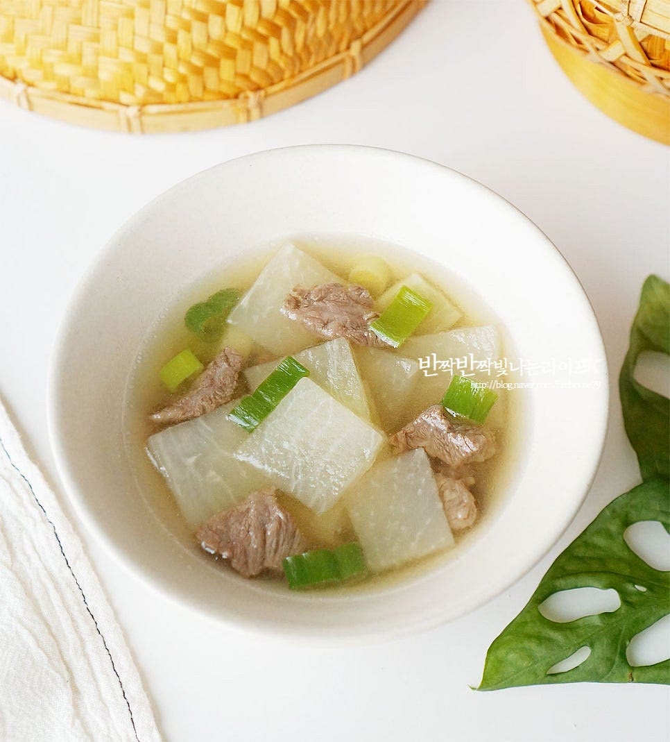 푸짐하게 담아서 완성합니다. 맑고 시원한 국물과 보드라운 무, 고소한 소고기가 어우러진 한그릇 든든한 국요리로 아이 어른 다같이 먹기에 좋아요. 영상도 같이 담았어요. 무와 소고기의 담백 고소한 맛과 시원하고 깊은 맑은 소고기무국은 간단한 레시피로 요리할 수 있으며 국간장과 액젓, 소금으로 감칠맛을 더하면 더욱 맛있게 즐길 수 있답니다. 소고기무국 레시피로 든든한 한끼 요리해드세요. 끄읕 !