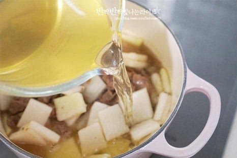 살짝 볶으면 무가 약간 투명해지는데 그럼 우려둔 멸치 다시마육수를 부어줍니다. 대략 900ml 넣었습니다. 국물이 끓어오르면 불순물을 걷어내고 끓여줍니다. 참치액 1큰술, 다진마늘 1/2큰술을 넣어줍니다. 참치액 대신 다른 액젓도 좋으며 다진마늘은 입맛에 따라 생략가능합니다. 아이가 먹을 것이라면 간을 너무 짜지않게 조절해주세요. 무가 보드랍게 익을 수 있도록 한소끔 끓여줍니다. 먹기좋게 익으면 부족한 간은 소금으로 더해주고 대파를 넣고 마무리합니다.