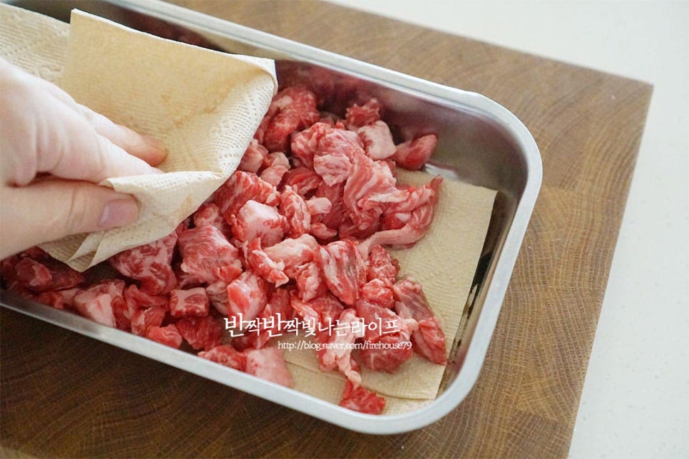 소고기는 한입에 먹기좋은 국거리용을 준비했어요. 덩어리로 끓여서 요리하기도 하지만 국거리용을 활용하면 보다 간단한 레시피로 만들 수 있습니다. 먼저 핏물을 제거해줍니다. 누린내없이 깔끔한 맛을 내기 위해 핏물을 제거해주고, 핏물이 많이 나온 상태라면 물에 헹구어 물기를 꼼꼼하게 제거해주세요. 부위는 양지나 목심, 사태 등 좋아하는 부위로 준비해요. 무는 나박썰기 해줍니다. 너무 두꺼워도 익히는데 시간이 오래걸리며 얇으면 부서질 수도 있어 사방 2.5~3cm 크기로 잘라줍니다. 무를 좋아한다면 더 넉넉하게 넣어도 좋으며 익으면 부드럽고 시원해서 맛이 좋습니다. 대파는 송송 썰어줍니다. 마지막에 넣어 향도 더해주고 맛도 살려주는 역할을 한답니다. 겨울엔 무와 대파만 넣어도 국물맛이 풍부해요.