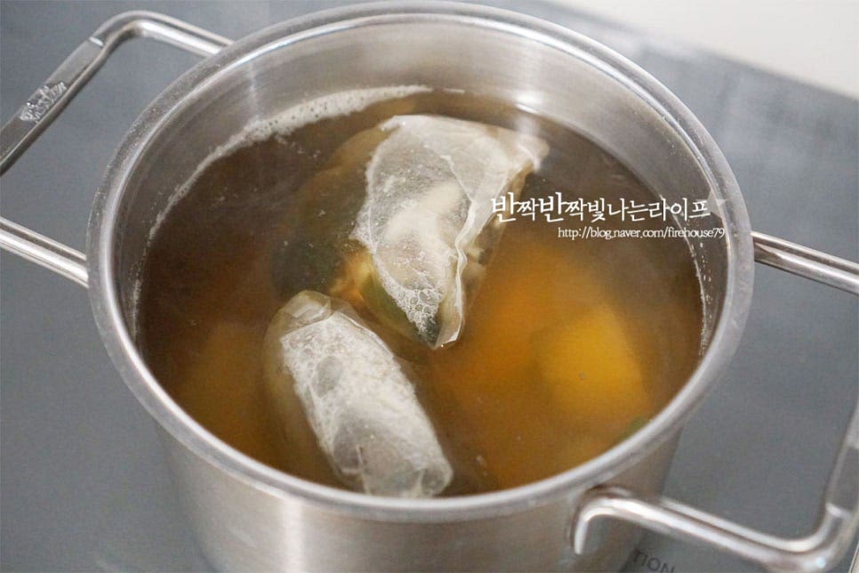 물을 넣고 끓여도 되지만 감칠맛을 깊게 요리하기 위해 육수를 준비했습니다. 간단하게 다시팩을 활용하여 육수를 우렸는데 코인육수나 액상스톡도 좋습니다.