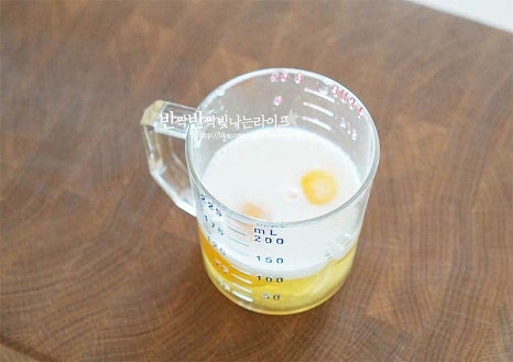 볼에 계란 2개를 깨뜨려 넣고 소금 한두꼬집, 우유 2 큰 술을 넣어 부드럽게 잘 풀어줍니다. 달군 팬에 식용유 약간 두르고 달걀물을 부어 스크램블을 만들어줍니다. 부드럽고 촉촉하게 만들었어요.