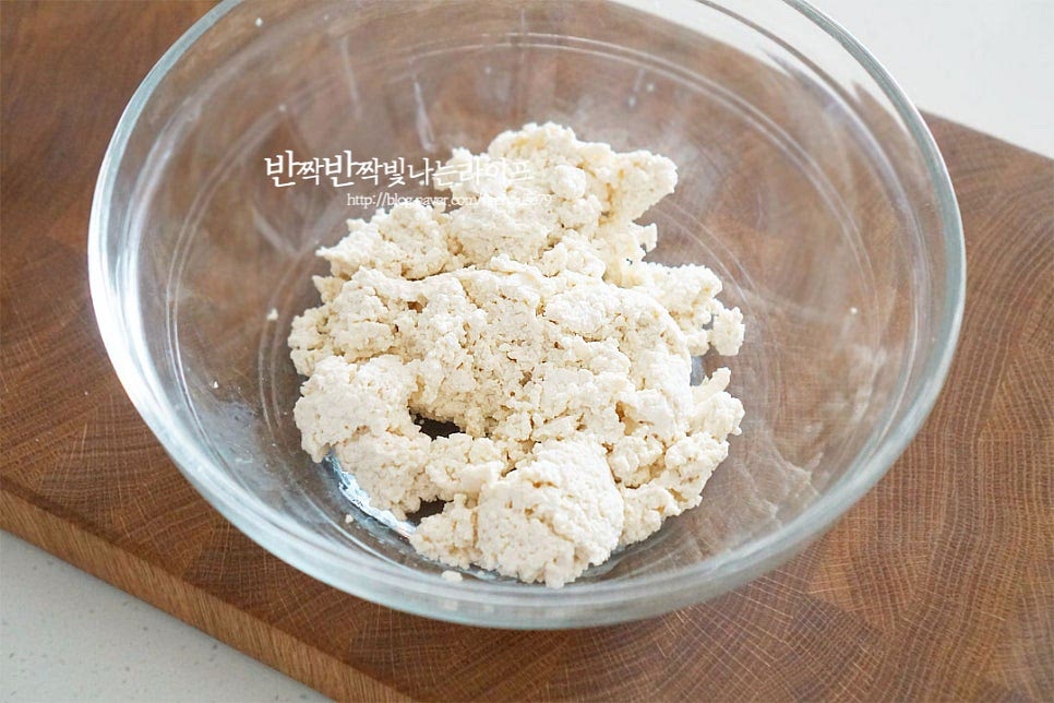 넉넉한 크기의 볼에 수분을 짠 두부를 넣어요. 닭가슴살, 계란, 야채플레이크도 넣어줍니다. 초밥소스는 간에 따라 양을 조절해 넣어줍니다. 식단 조절을 위해 가볍게 먹는다면 적게 새콤달콤 먹고 싶다면 넉넉하게 넣어요. 어우러질 수 있도록 버무려 섞어줍니다. 이대로 먹어보아도 맛있지만 유부피에 넣으면 감칠맛이 맛있어요.