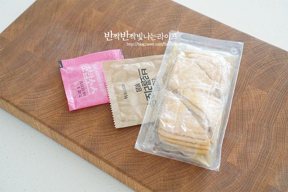 간편하게 시판용 세트를 활용했어요. 채소와 단촛물까지 들어있어 초간단 레시피로 요리하기도 좋습니다. 고소하면서 짭조름하게 조미간이 되어있어 양념을 가볍게 짜줍니다. 힘을 주어 물기를 제거하면 피가 찢어질 수 있어 살짝 눌러 가볍게 제거해 주세요.