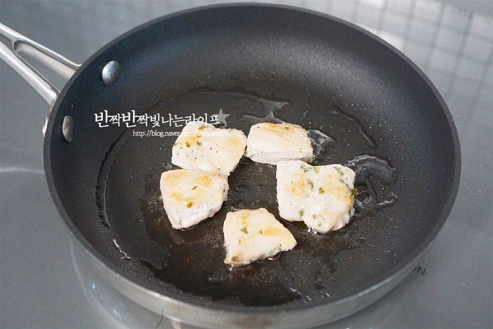 팬을 정돈하고 닭가슴살을 올려 구워줍니다. 조각난 닭을 앞뒤로 노릇하게 구웠어요. 속 재료들과 어우러질 수 있도록 잘게 다져 썰어줍니다.