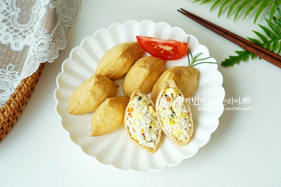 담백하고 고소하면서 부담 없이 먹기 좋은 두부유부초밥 완성입니다. 영상도 같이 담았어요. 밥이 들어가지 않아 가볍게 먹기 좋으며 두부와 함께 계란과 닭가슴살을 넣어 고소함은 더 풍부하고 식감까지 맛나답니다. 하나씩 집어먹으면 고소함과 새콤달콤 짭조름한 감칠맛이 동시에 느껴지는 별미로 간단한 레시피로 두부유부초밥 맛있게 요리해드세요. 끄읕 !