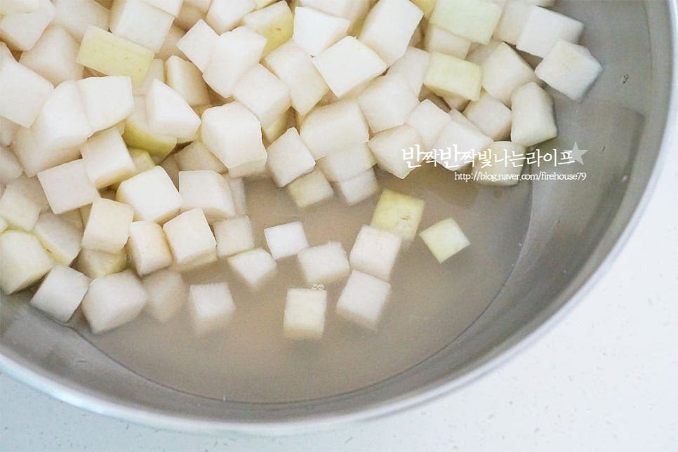 중간에 두세 번 뒤적여 1시간 정도 절이면 물이 생기고 아삭하면서 간간합니다. 크기에 따라 절이는 시간은 다르니 대략 40분 정도 후에 절여진 상태를 보고 시간을 조절해 주면 됩니다. 가볍게 흐르는 물에 헹군 뒤 채반에 밭쳐 물기를 탈탈 털어줍니다. 물이 많으면 양념이 잘 어우러지지 않으니 탈탈 털거나 채반을 10분 정도는 올려두어 물기를 빼주세요.