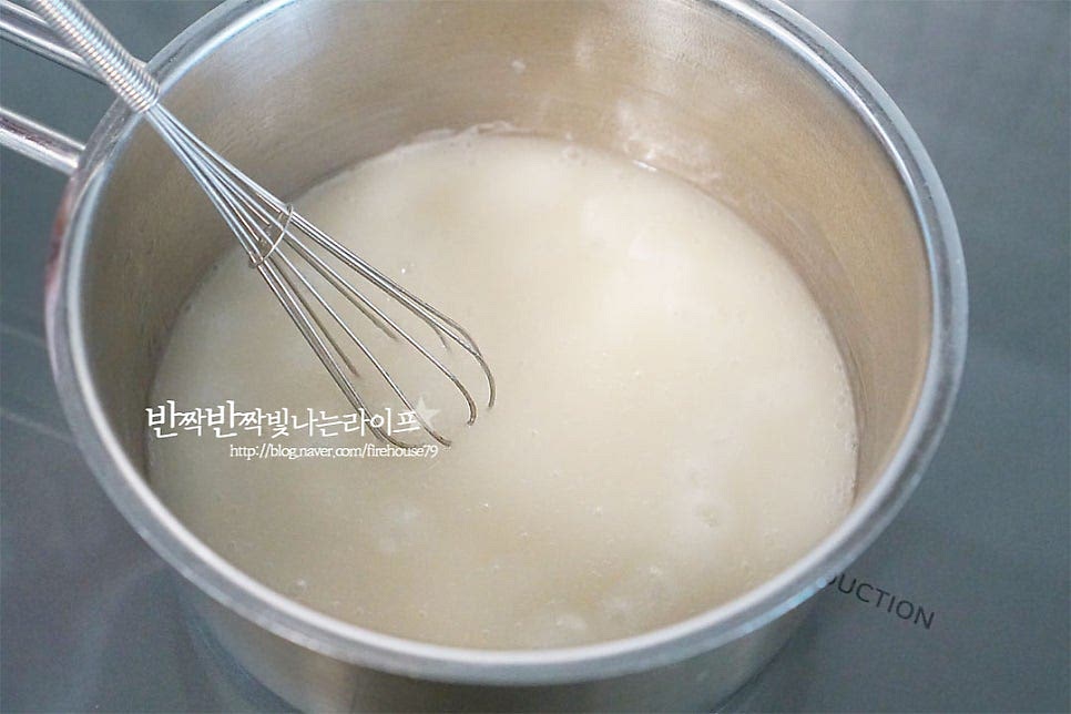 양념이 착 붙어 어우러지고 발효가 잘될 수 있도록 찹쌀풀을 만듭니다. 육수 내어둔 게 있어 다시 육수 120ml에 찹쌀가루 1 큰 술을 풀어 끓여주었습니다. 눌어붙지 않게 젓고 끓어올라 걸쭉해지면 바로 물을 끄고 식혀줍니다. 찹쌀 풀을 만들기 어렵다면 대신 찬밥 1 큰 술 소복이 양념재료를 갈 때 같이 넣어주셔도 좋습니다.