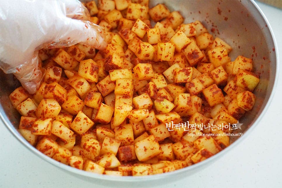 물기를 제거한 뒤 넉넉한 크기의 볼에 담고 나머지 고춧가루 3 큰 술을 뿌려 버무립니다. 고춧가루가 풀어지면 남아있는 수분도 잡고, 색도 곱게 나고 만들어둔 양념과도 잘 어우러집니다. 식혀둔 찹쌀풀과 양념을 넣고 버무립니다. 간에 따라 부족한 간은 새우젓이나 액젓, 천일염으로 맞추어주세요. 대파 썰어둔 것도 함께 넣고 버무려 가을 깍두기 담그는법 완성합니다. 실온에서 하루 정도 두었다가 김치냉장고에 넣고 시원하게 드셔도 좋고, 날씨에 따라 기온이 높다면 너무 익지않게 반나절 정도 두었다가 냉장고에 넣어도 됩니다. 숙성되는 정도는 입맛에 맞게 조절해 주세요.