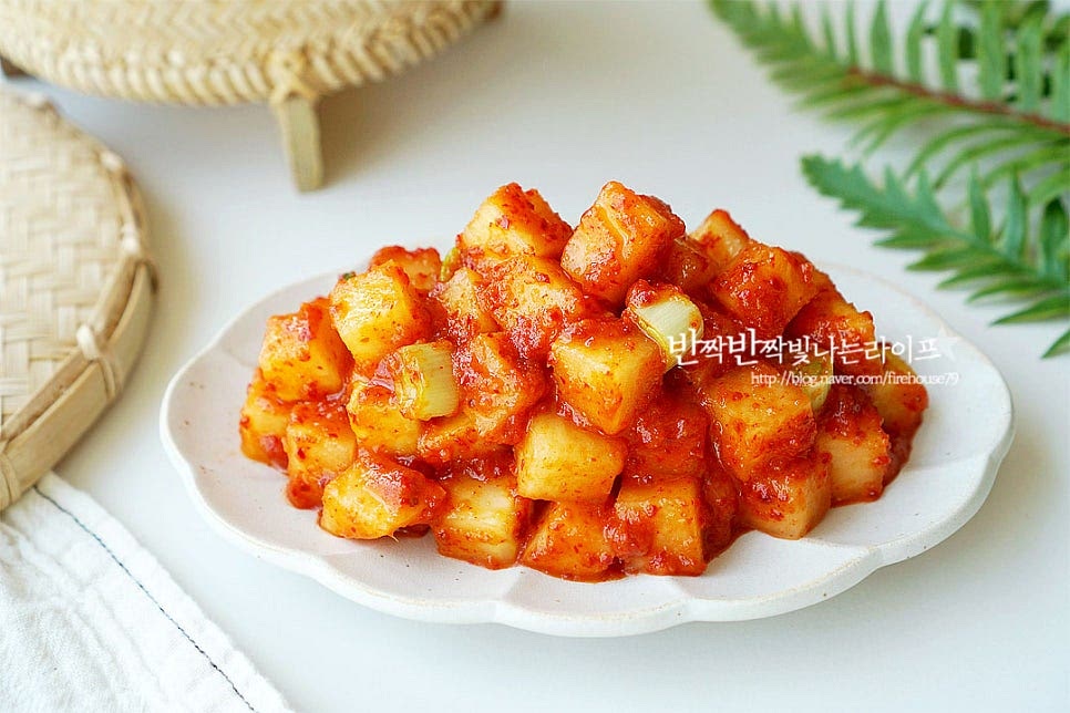 이제부터 나올 가을무와 겨울무는 달고 아삭해서 무김치 담그기 딱 좋은데요. 무의 맛에 따라 소금을 넣고 절일 때 뉴슈가나 설탕을 넣어주면 매운맛을 잡을 수 있습니다. 여기에 과일이나 야채를 갈아서 넣으면 단맛 감칠맛을 풍부하게 살릴 수 있고요. 깍두기를 만들 때는 쓴맛없는 천일염을 사용하고 고춧가루와 양념재료가 충분히 어우러지도록 김치양념을 만들면 숙성되어 익으면서 국물까지 시원하고 달큰합니다. 깍두기 레시피를 참고하여 맛있게 만들어드세요. 끄읕 !