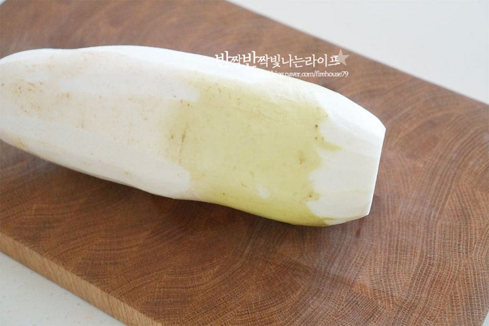 무는 적당한 크기로 1개 준비한 뒤 먹기좋게 잘라줍니다. 겉면을 깨끗하게 솔로 문질러 세척해 주는데 흠이 난 부분은 깎아서 손질해 주었습니다. 깍두기는 껍질째 만들면 아삭아삭 식감이 더 좋습니다. 1.5~2cm 정도의 두께로 썬 뒤 깍둑썰기 해줍니다. 절이면 조금 더 작아지기 때문에 큼직하게 크기를 썰어도 좋고요. 대파 1대도 준비하여 송송 썰어줍니다. 쪽파나 실파를 넣어도 좋습니다.