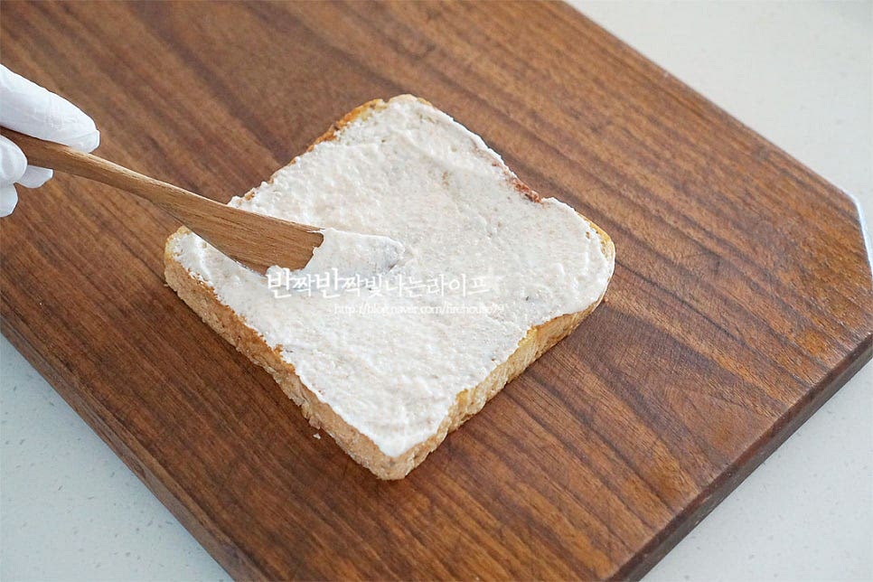 빵 위로 소스를 넉넉하게 발라줍니다. 오픈샌드위치로 속 재료를 올려 만들어 줄 것인데 입맛에 따라 빵 사이에 넣어 만들어도 좋습니다. 그 위로 절인 야채를 먹음직스럽게 올려주어요. 먹다 보면 넉넉하게 올려준 게 더 맛있어요~ 마지막으로 올리브오일과 후추 약간 뿌려줍니다. 상큼한 향을 더해주고 싶어 딜을 약간 곁들여 올려주었어요. 방송에서 전현무 님이 만들어 먹는 걸 보고 명란이 들어가는 게 색달라 보였는데 기본 레시피와 또 다른 알알이 느껴지는 감칠맛이 아삭하게 잘 어울려요. 몇 가지 되지 않는 재료로 간단하게 만들면 근사한 별미로 맛볼 수 있답니다. 영상도 같이 담았어요. 고소한 빵 위로 올려진 부드러운 감칠맛, 아삭아삭 싱그러움이 조화로운 오이토스트 여름의 맛이 가득해요. 전현무 오이샌드위치 만드는 법 맛있게 요리해 드세요^^ 끄읕 !