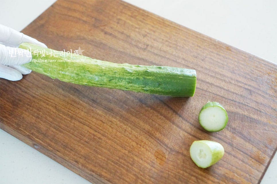 굵은소금으로 문질러 씻은 뒤 물기를 제거해요. 쓴맛이 나는 양 끝 부분은 잘라내어 줍니다. 세로 길이대로 얇게 슬라이스해줍니다. 감자칼을 사용하거나 칼로 얇게 포를 뜨듯이 잘라주어요. 소금 1/3 작은 술을 고르게 뿌려 절여줍니다. 소스도 짭조름한 명란이 들어가기 때문에 너무 짜지 않게 절여주면 됩니다. 고르게 묻어나도록 뿌려준 뒤 10분 정도 절여주었어요. 10분 뒤 키친타월로 수분을 꼼꼼하게 제거해 줍니다.