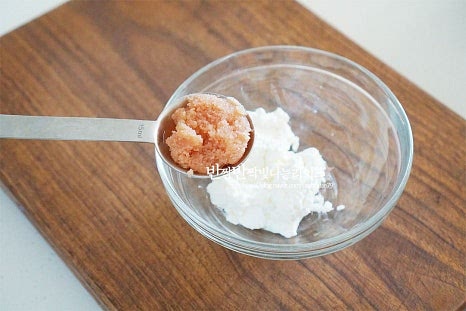 크림치즈 오이샌드위치 맛 포인트인 스프레드를 만들어 줍니다. 크림치즈 3 큰 술, 저염명란 1 큰 술 꿀 1 큰 술을 넣고 잘 섞어줍니다. 크림치즈는 제품마다 맛이 조금 차이가 있어 단맛에 따라 꿀의 양은 조절해 줍니다. 부드럽게 잘 섞어줍니다. 그대로 먹어도 맛있지만 추가 재료가 들어가서 감칠맛이 색다른데요. 낯설게 느껴지는 조합이지만 고소한 빵과 산뜻한 채소와 만나면 어색하다가도 계속 손이 가는 맛이 완성되어요.