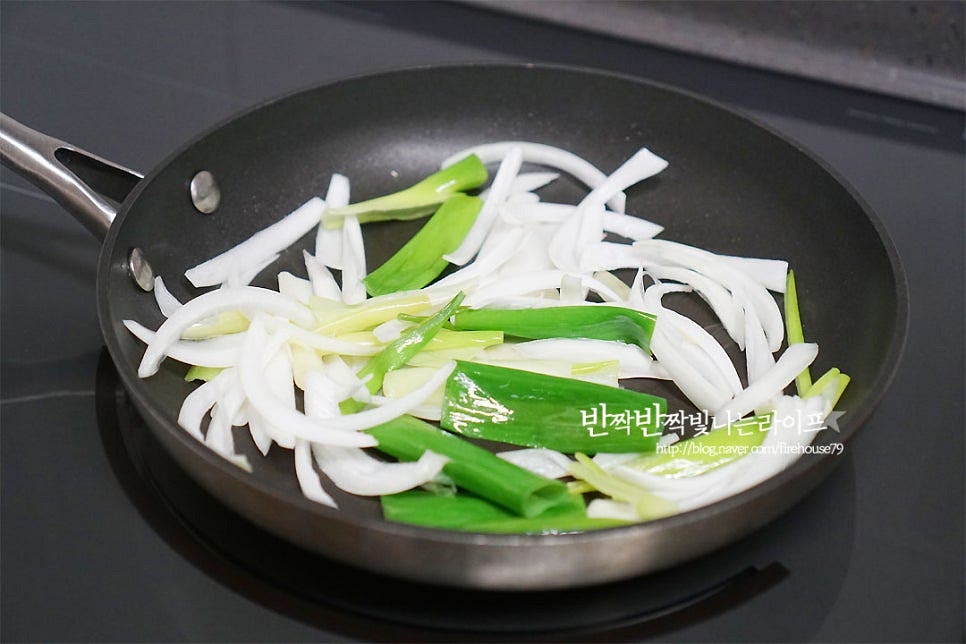 팬에 식용유 약간 두르고 대파와 양파를 먼저 볶아 향을 내어줍니다. 대파 향이 올라오면 고기를 넣고 같이 볶아줍니다. 고기를 가볍게 볶다가 썰어둔 야채와 버섯도 같이 볶아줍니다. 재료가 모두 익으면 완성인데요. 불고기덮밥은 달짝한 정도의 간이 맛나죠. 간을 보고 단잔의 조합을 맞추어주시면 더 맛있게 드실 수 있어요. 그릇에 밥을 담고 고기를 같이 곁들여 줍니다. 덮밥이 아니더라도 이대로 반찬으로 먹어도 별미고요~ 요리 영상을 같이 보시면 보다 쉽게 만들어 드실 수 있답니다. 단짠의 조합이 맛깔나는 한 그릇 쫄깃한 버섯과 야채까지 같이 먹음 영양만점 든든하기까지 하답니다. 소불고기 덮밥 맛깔나는 양념으로 언제 먹어도 맛있게 만들어 드세요^^ 고기에 간만 잘해주면 누구나 좋아하는 자꾸만 손이 가는 맛이랍니다. 끄읕 !