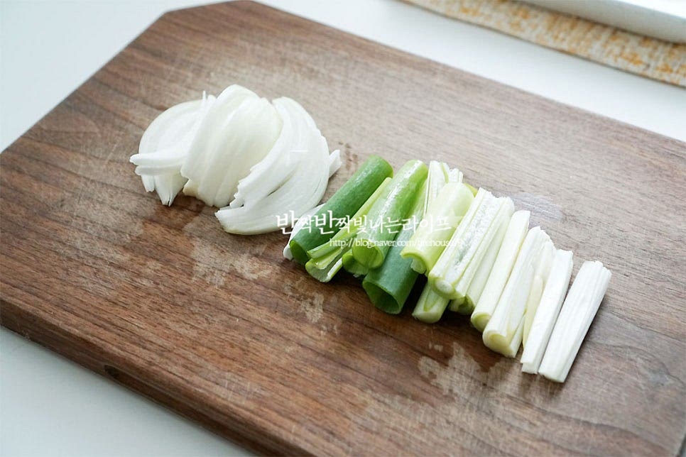 양파는 채 썰어주고, 대파는 큼직하게 썰어줍니다. 미니파프리카는 꼭지와 씨를 제거한 뒤 채를 썰어 준비하고, 표고버섯과 당근도 채 썰어 줍니다. 그 외 다른 버섯이나 시금치 등 다른 야채를 곁들여도 좋아요^^