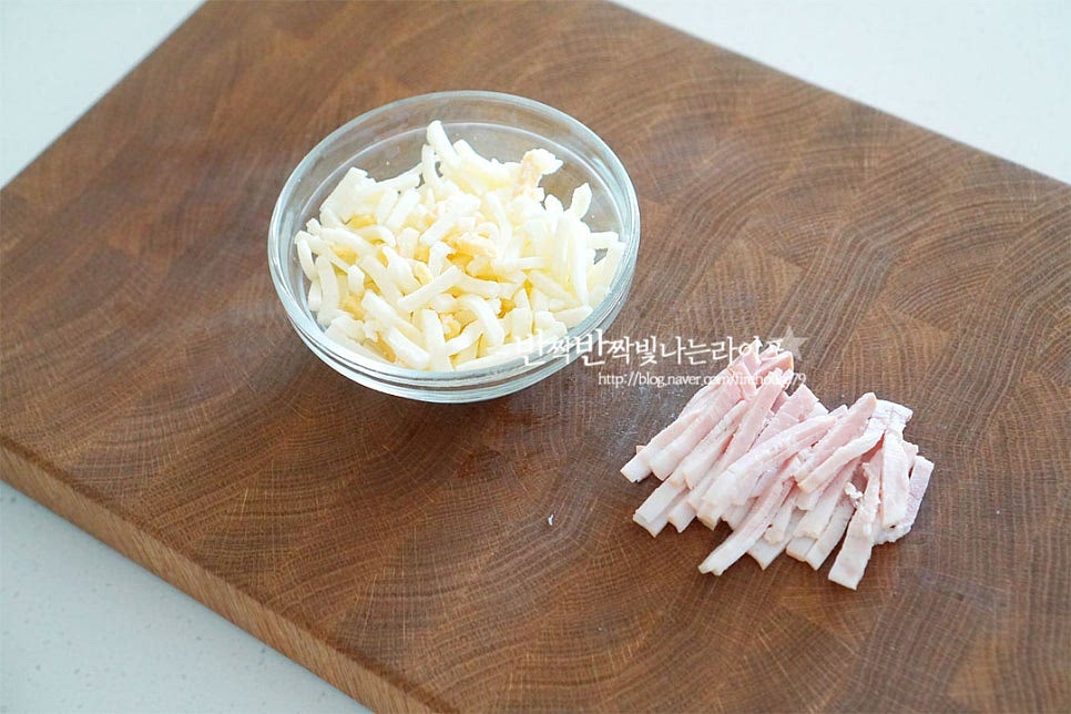 짭조름한 베이컨은 잘게 채를 썰어주고 피자치즈도 6숟가락 정도 준비해둡니다. 치즈 종류는 입맛에 맞게 슬라이스치즈나 스트링치즈 등을 넣어도 좋고 베이컨은 햄이나 소시지로 대체 가능합니다.