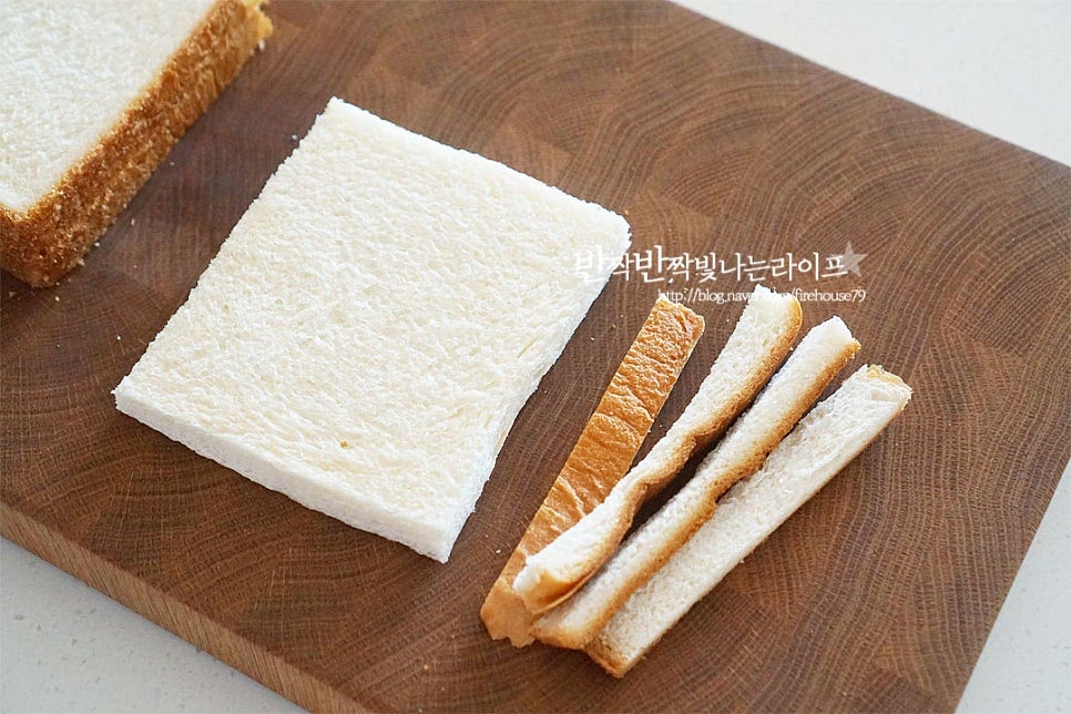 식빵은 테두리를 잘라 준비해 줍니다. 간단하게 핫케이크 가루에 우유를 넣고 반죽해서 종이컵계란빵을 만들어도 되지만 식빵으로 만들어도 고소하게 먹기 좋고 섞거나 할 필요 없이 재료를 바로 넣고 전자레인지 요리해 주면 되어 간단합니다. 종이컵에 넣고 모양내기 쉽도록 밀대로 밀어줍니다. 바람개비를 만들듯이 각면의 가운데를 가위로 칼집을 넣어줍니다.